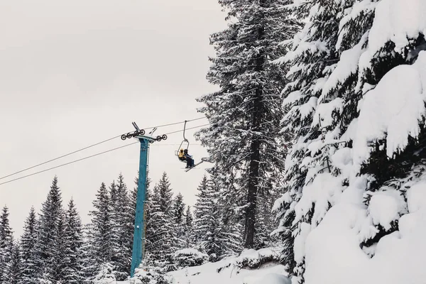 Gente Solleva Sugli Impianti Risalita Montagna Attività Sportive Invernali — Foto Stock