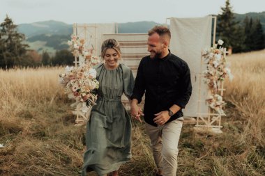 A intimate and discreet wedding ceremony in nature. Wedding adapted to the conditions of the pandemic