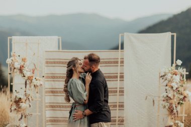 A intimate and discreet wedding ceremony in nature. Wedding adapted to the conditions of the pandemic