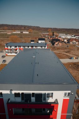 Apartmanın yeni teneke çatısı. Su geçirmez çatı sistemi.