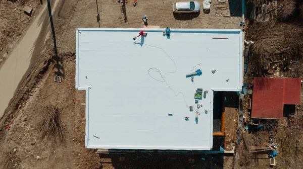 Düz çatısı olan bir apartmanın havadan görünüşü, jeotektil, PVC veya EPDM membranlı balkon sistemi