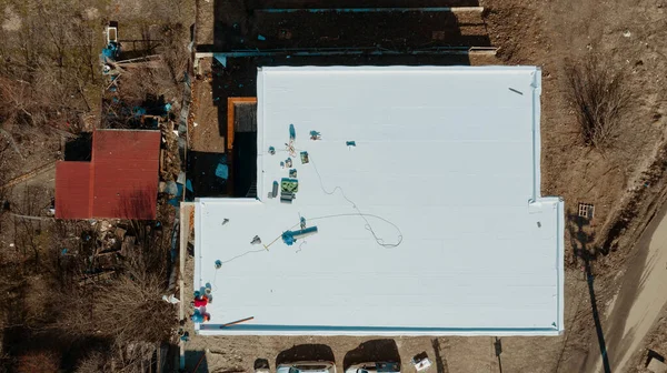 Luftaufnahme Eines Mehrfamilienhauses Mit Flachdach Bauweise Schottersystem Mit Geotextil Pvc — Stockfoto