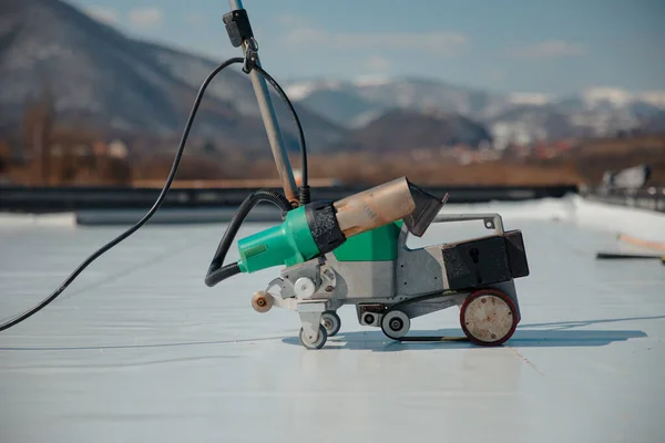 Automatisches Heißluftwerkzeug Schweißt Kunststoffmembranen Auf Dem Dach — Stockfoto