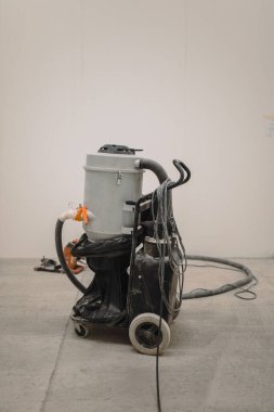 Öğütücüye ulaşılabilir alanda kullanılan endüstriyel elektrikli süpürge.