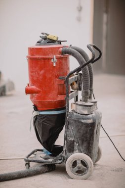 Öğütücüye ulaşılabilir alanda kullanılan endüstriyel elektrikli süpürge.