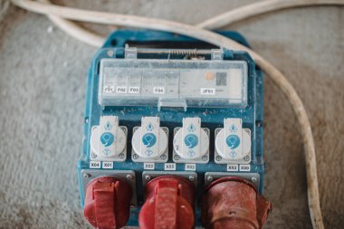 Endüstriyel elektrik prizleri, elektrik prizi, inşaat alanında.