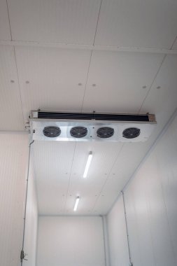 Yiyecek deposu için soğutma odası. Buz üretimi için kurulum. Üretim için soğutma ekipmanları. 