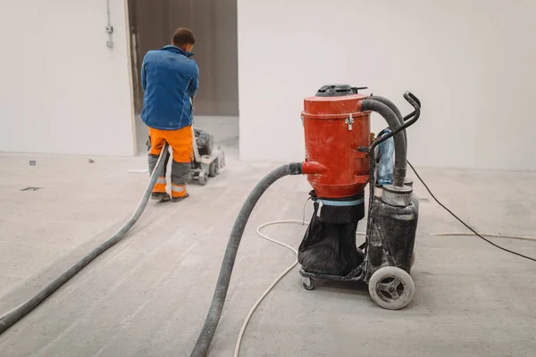 Lavoratori Macinano Pavimento Cemento Nel Cantiere Prepara Pavimento Malta Poliuretanica — Foto Stock