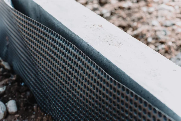 Su geçirmez zarı ve drenajı olan bir temel için su geçirmezlik.