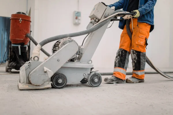 Lavoratori Macinano Pavimento Cemento Nel Cantiere Prepara Pavimento Malta Poliuretanica — Foto Stock