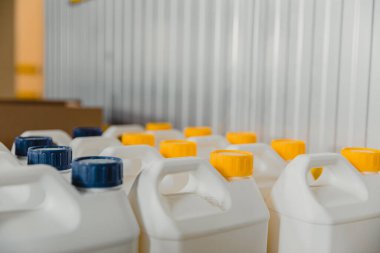 Sıvı kimyasal çözümler için plastik konteynır kutuları