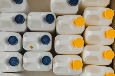 Sıvı kimyasal çözümler için plastik konteynır kutuları