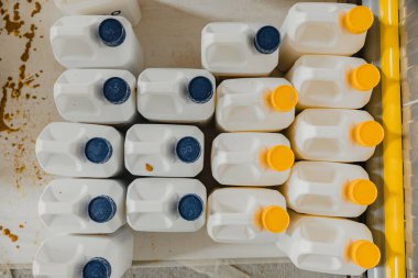 Sıvı kimyasal çözümler için plastik konteynır kutuları