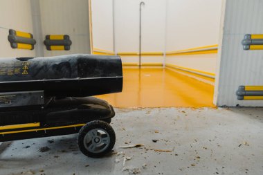 İnşaat ve sanayi zemininde büyük alanları ısıtmak için endüstriyel ısı silahı.