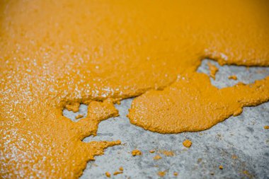 Yeni uygulanmış epoksi havan sisteminin sarı zeminine odaklanın