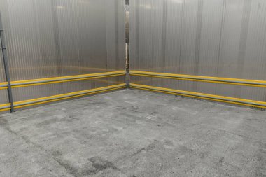 Beton öğütücü ve bir mezbahanın soğuk odasında reçine kaplama ile uygulamaya hazır.