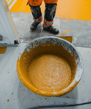 Epoksi reçine döşemesi için kimyasal bileşimlerin karıştırıldığı kap