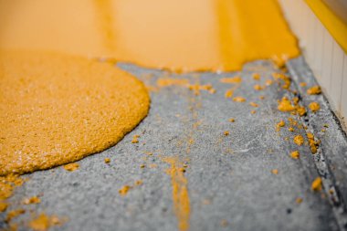 Yeni uygulanmış epoksi havan sisteminin sarı zeminine odaklanın