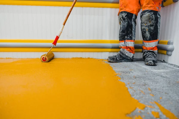 Trabajador Que Aplica Sistema Suelo Epoxi Poliuretano Estos Productos Fáciles —  Fotos de Stock