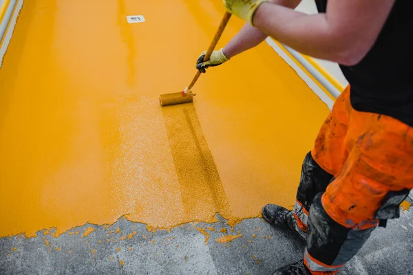 Lavoratore Che Applica Sistema Pavimentazione Epossidica Poliuretanica Questi Prodotti Facili — Foto Stock