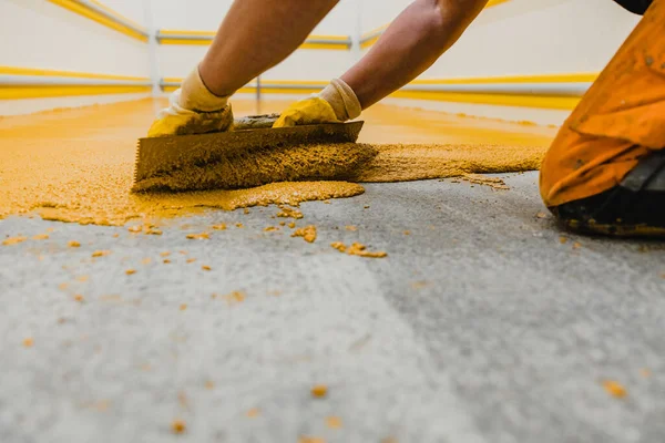 Trabajador Que Aplica Sistema Suelo Epoxi Poliuretano Estos Productos Fáciles —  Fotos de Stock