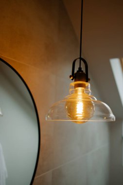 Modern kırsal kolye lambası rahat ve davetkar bir ortam yaratıyor.