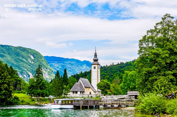 Det vackra landskapet i Alperna på sjön Bohinj med fantastisk kyrka — Stockfoto