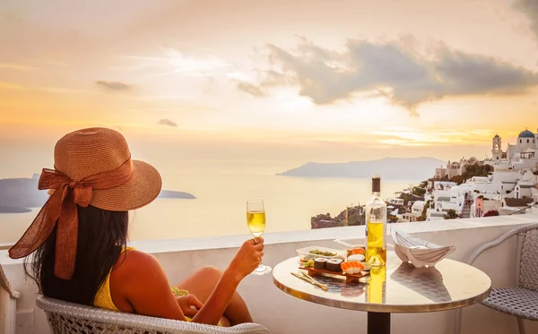 Femme portant un chapeau, dégustant du vin et belle vue sur la Caldera — Photo