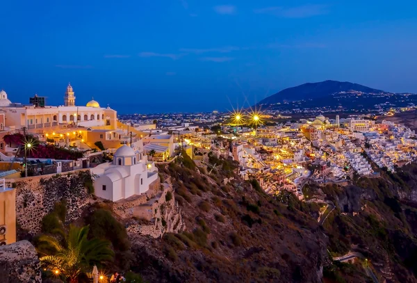 Fira, la capital de la isla de Santorini, Grecia por la noche. Mar Egeo —  Fotos de Stock