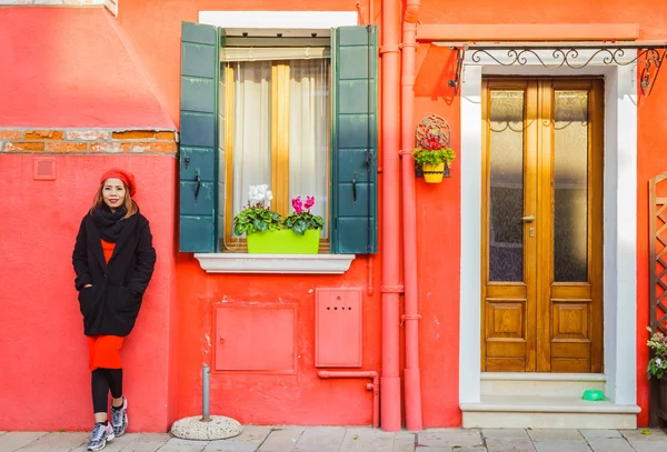 Mulher atraente em roupas de primavera e exterior colorido edifício Imagem De Stock