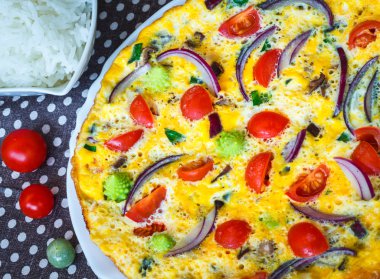 kızarmış ve buharda pişirilmiş omlet tofu ve sebze ile