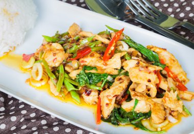 Fried chicken biber ve fesleğen ile buharda pişirilmiş pilav ile servis