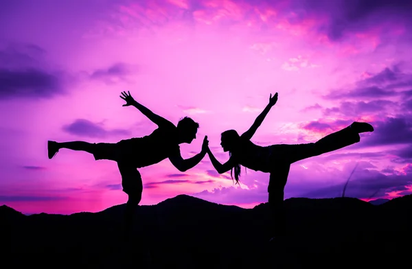 Silhueta de casal posando, tocando as mãos na montanha com belo fundo céu, verão Imagem De Stock