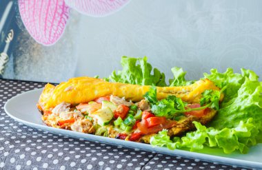 Sebze ve ton balığı ile omlet