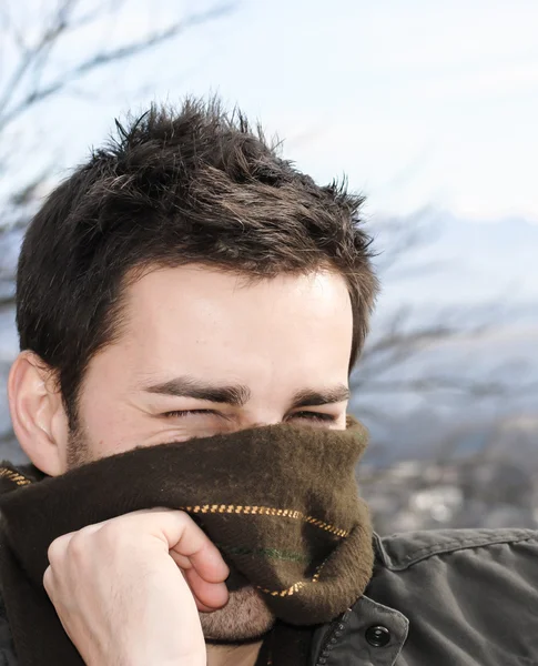 Joven hombre guapo con los ojos traviesos — Foto de Stock