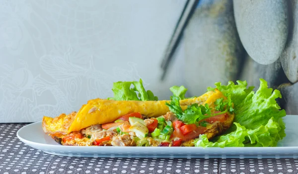 Omelette mit Gemüse und Thunfisch — Stockfoto