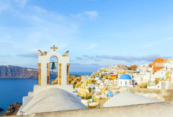 Nyáron a Santorini-sziget, a Földközi-tenger gyönyörű városkép — Stock Fotó