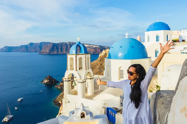 Feliz turista em Santorini Imagens Royalty-Free