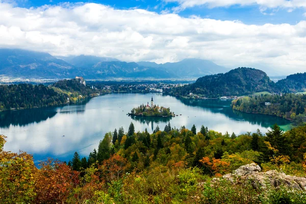 Igreja cristã na ilha, lago e montanhas fundo em Bled, Eslovênia — Fotografia de Stock
