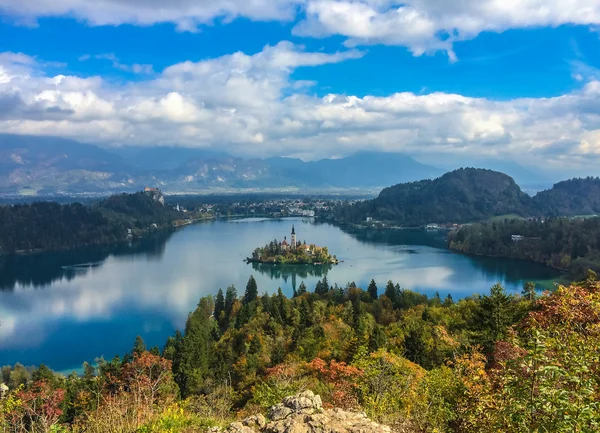 Igreja cristã na ilha, lago e montanhas fundo em Bled, Eslovênia Fotografia De Stock