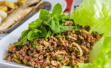 Sıcak ve baharatlı kıyılmış domuz salata