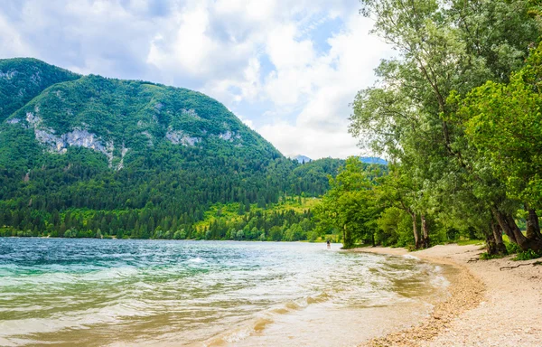 Vacker natur med sjö, berg och himlen moln — Stockfoto