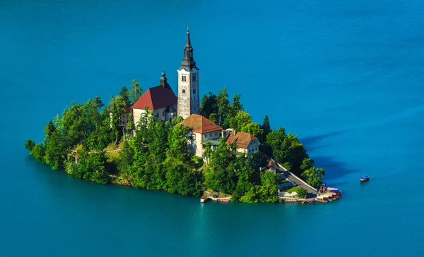 Christliche Kirche auf Insel, See und Bergen Hintergrund blutend, Slowenien — Stockfoto