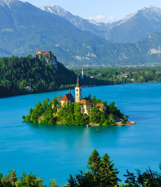 Igreja cristã na ilha, lago e montanhas fundo em Bled, Eslovênia Fotografias De Stock Royalty-Free