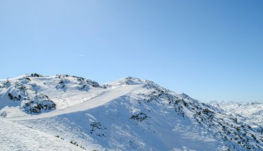 Kar, dağlar ve mavi gökyüzü arka plan