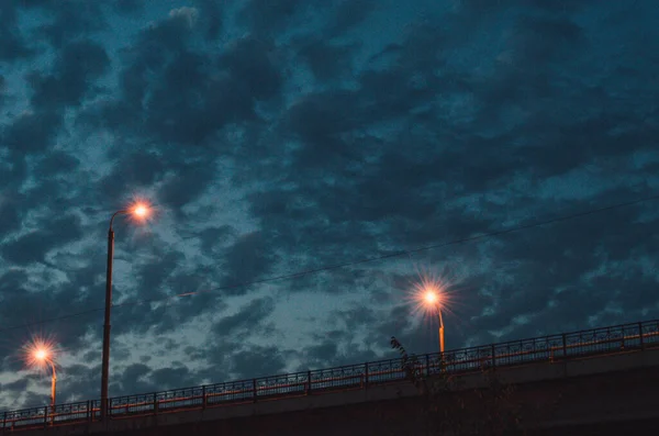 Gecenin ilerleyen saatlerinde fenerlerin ışığında demir köprü.