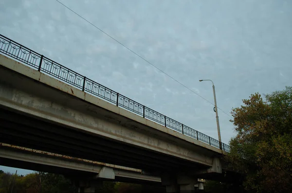 Akşamları eski demir köprü. Alt görünüm.