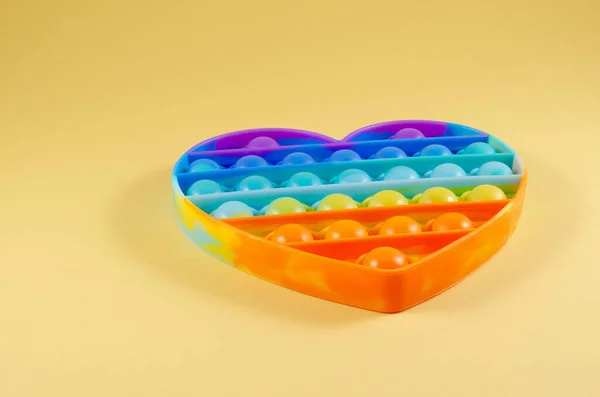 Kalp şeklinde sarı bir arka plana 