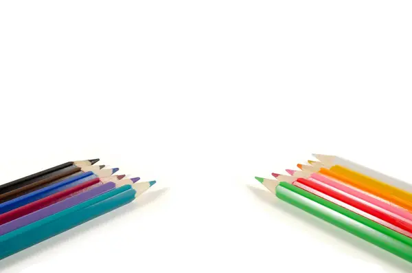 Beyaz arkaplanda renkli kalemler..