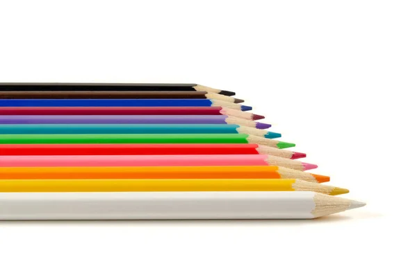 Beyaz arkaplanda renkli kalemler..